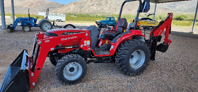 Tractor with 62" bucket / backhoe 12" / forks