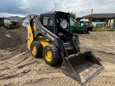 2019 John Deere skid steer with 1 attachment