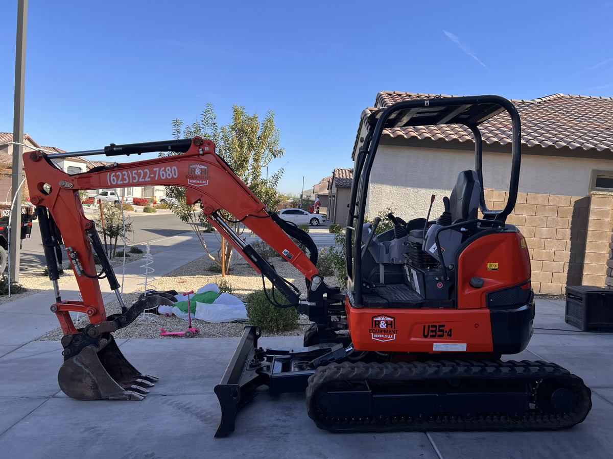 Kubota U-35 with thumb and swivel blade