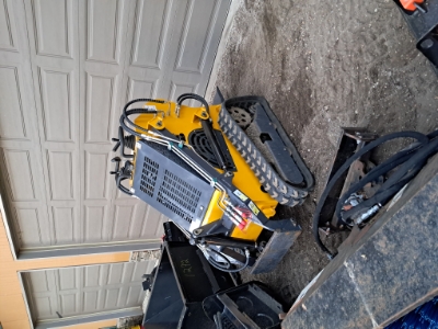 23 h.p. mini skidsteer