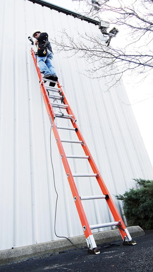 16 Ft Fiberglass Extension ladder with stabilizer 