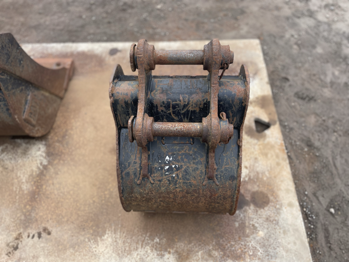 "4-Teeth Excavator Bucket - 18"" Tall x 18"" Wide"