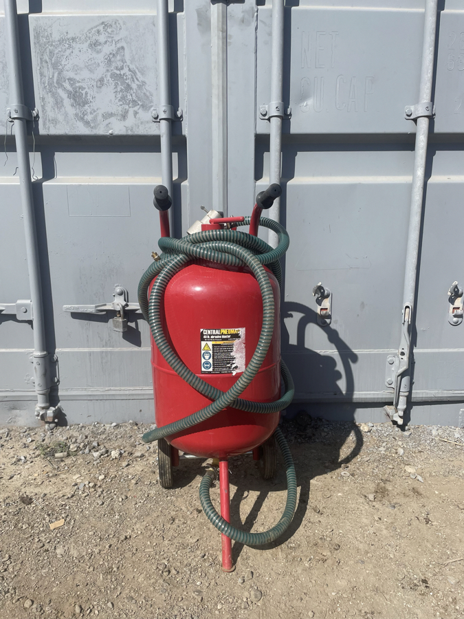 Central Pneumatic 40lb .Abrasive Blaster