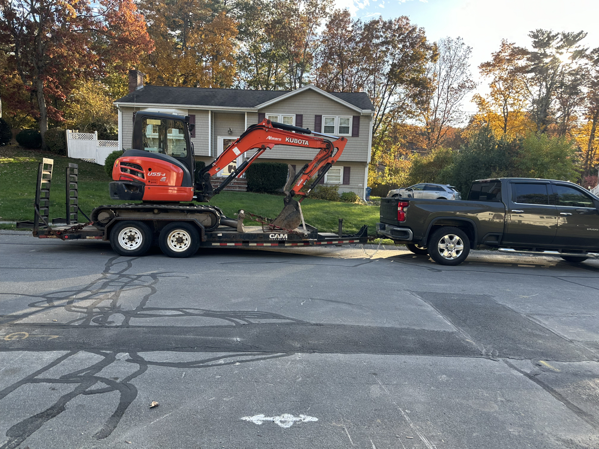 Mini excavator 5 ton , with 12” ,18” , 24” bucket and hammer aveilable