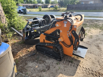 825 lb lift mini skid steer