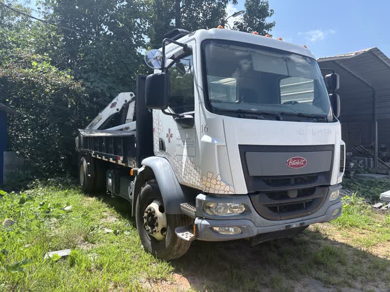 Hot shoe truck 18’ with 3 ton crane reach 20’